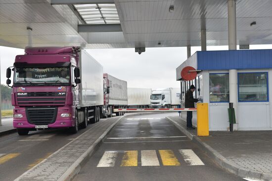 Russian trucks line up at Belarusian-Lithuanian border