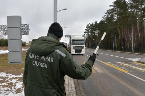 Russian trucks line up at Belarusian-Lithuanian border