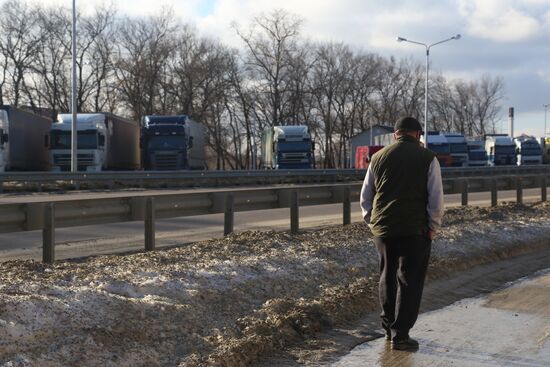 Ukraine and Russia agree on return of trucks blocked at border