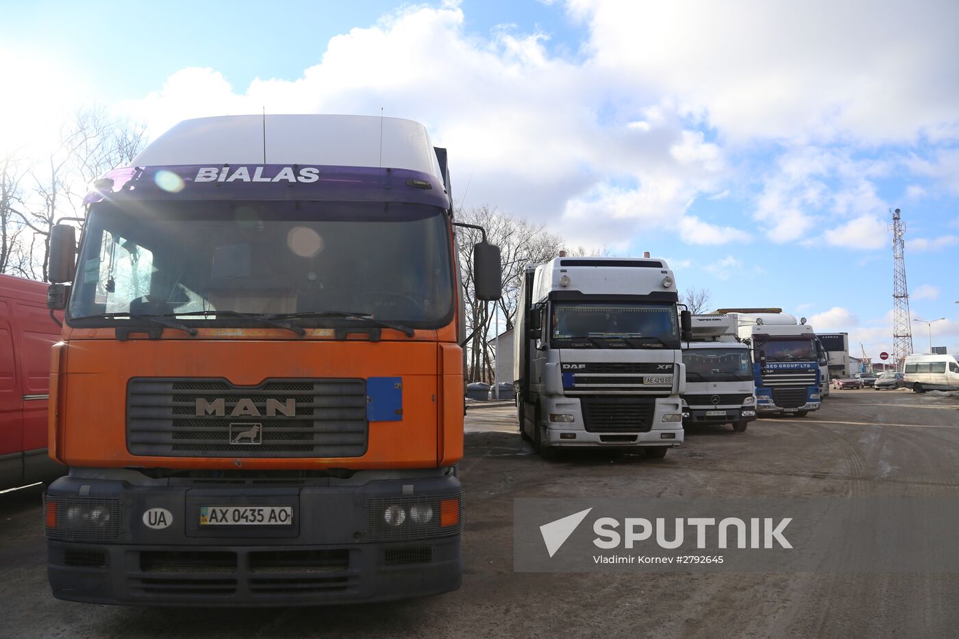 Ukraine and Russia agree on return of trucks blocked at border