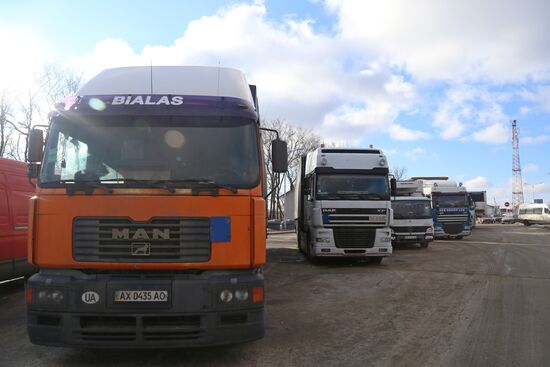 Ukraine and Russia agree on return of trucks blocked at border