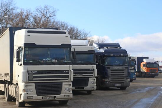 Ukraine and Russia agree on return of trucks blocked at border