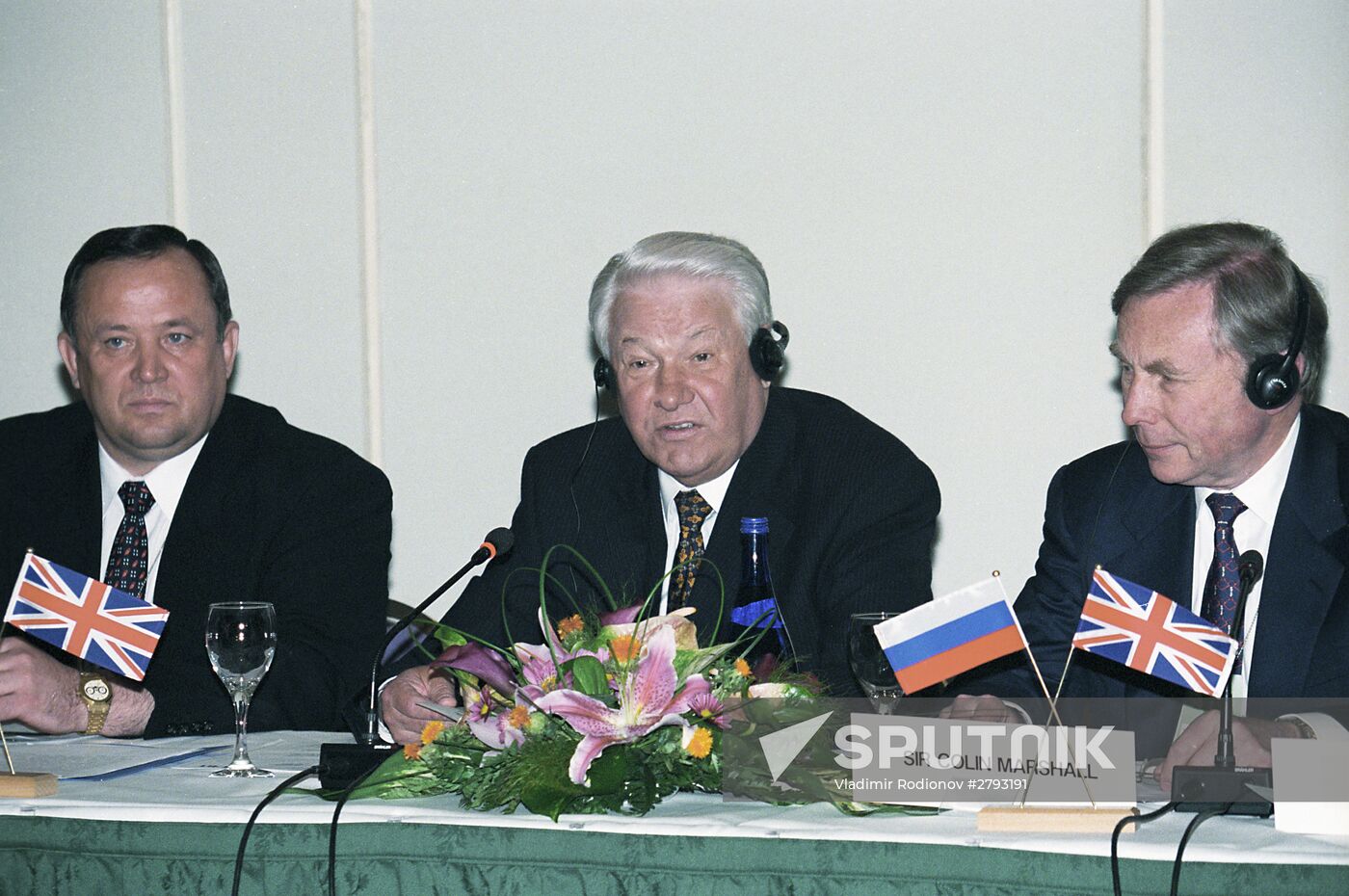 Boris Yeltsin meets with business reperesentatives at G8 summit