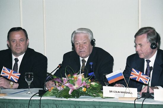 Boris Yeltsin meets with business reperesentatives at G8 summit