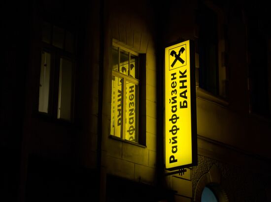 Police search Raiffeisen Bank offices in St. Petersburg