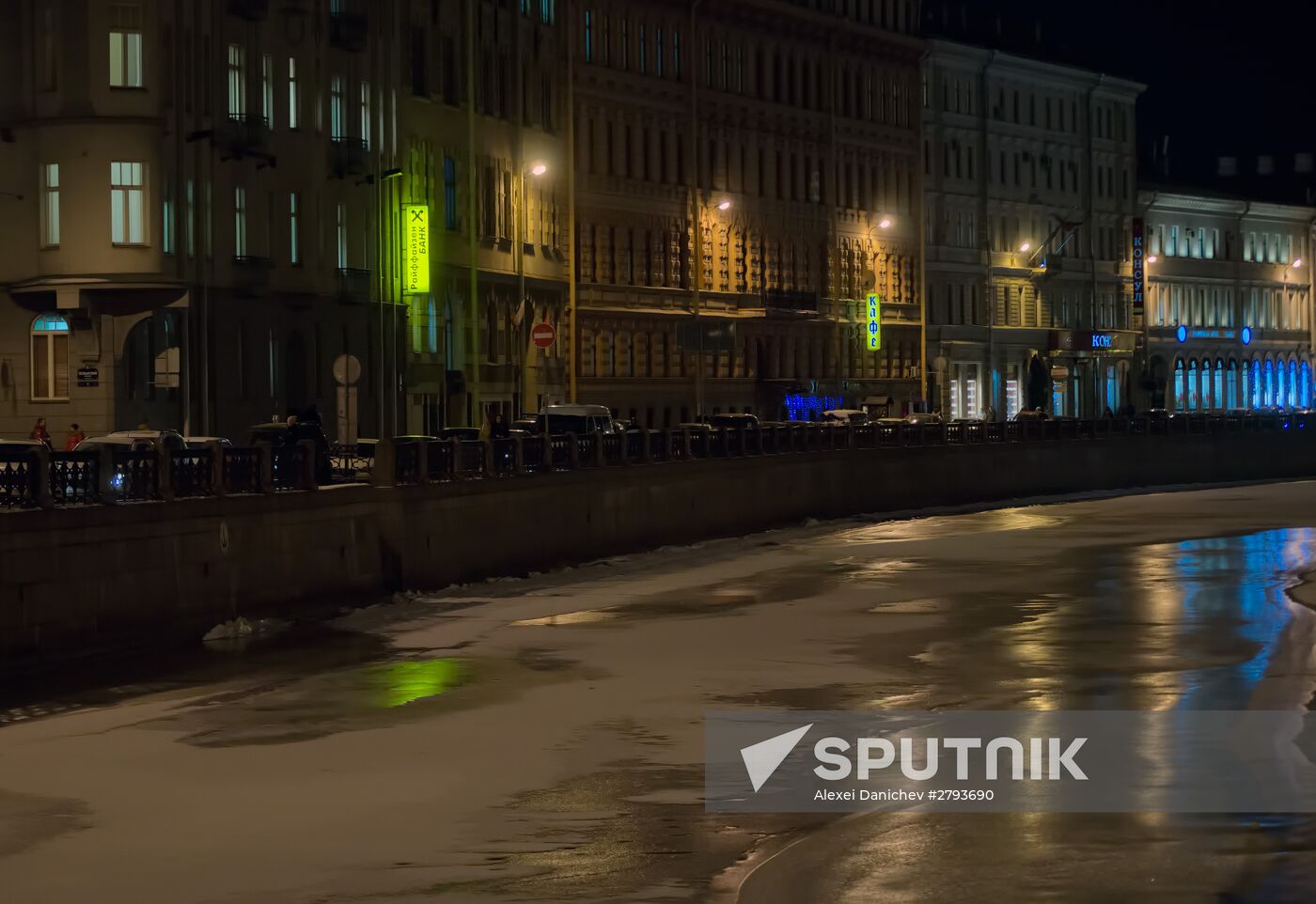 Police search Raiffeisen Bank offices in St. Petersburg