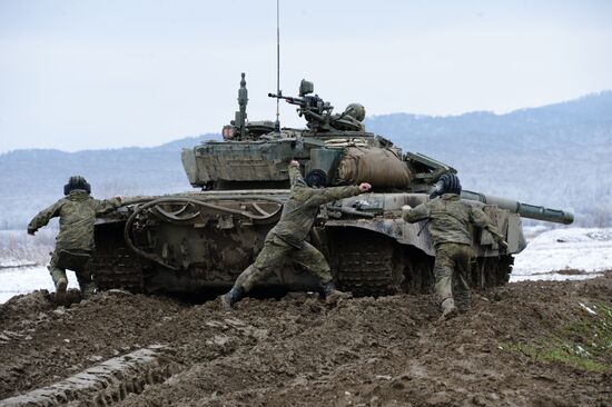 Crews of motor rifle brigade of Southern Military District prepare for tank biathlon competitions