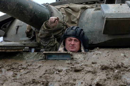 Crews of motor rifle brigade of Southern Military District prepare for tank biathlon competitions