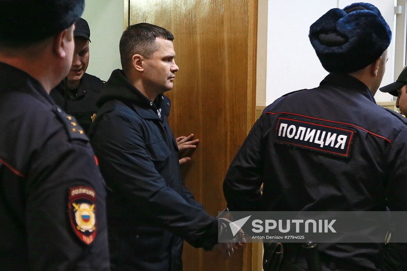 Court considers arrest warrant for Domodedovo airport chairman Dmitry Kamenshchik