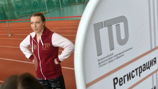 TV hostess Yana Churikova passes national physical fitness requirements
