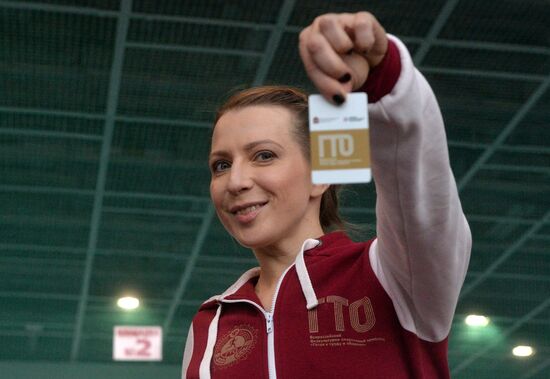 TV hostess Yana Churikova passes national physical fitness requirements