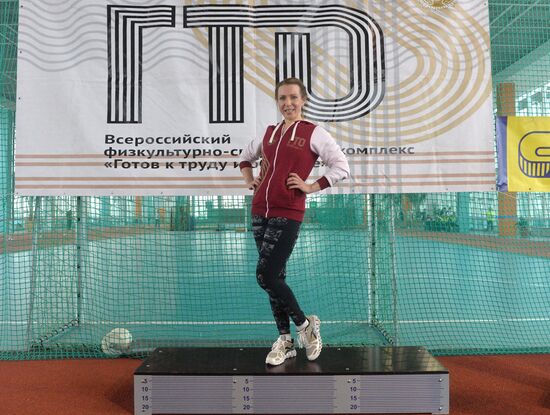 TV hostess Yana Churikova passes national physical fitness requirements