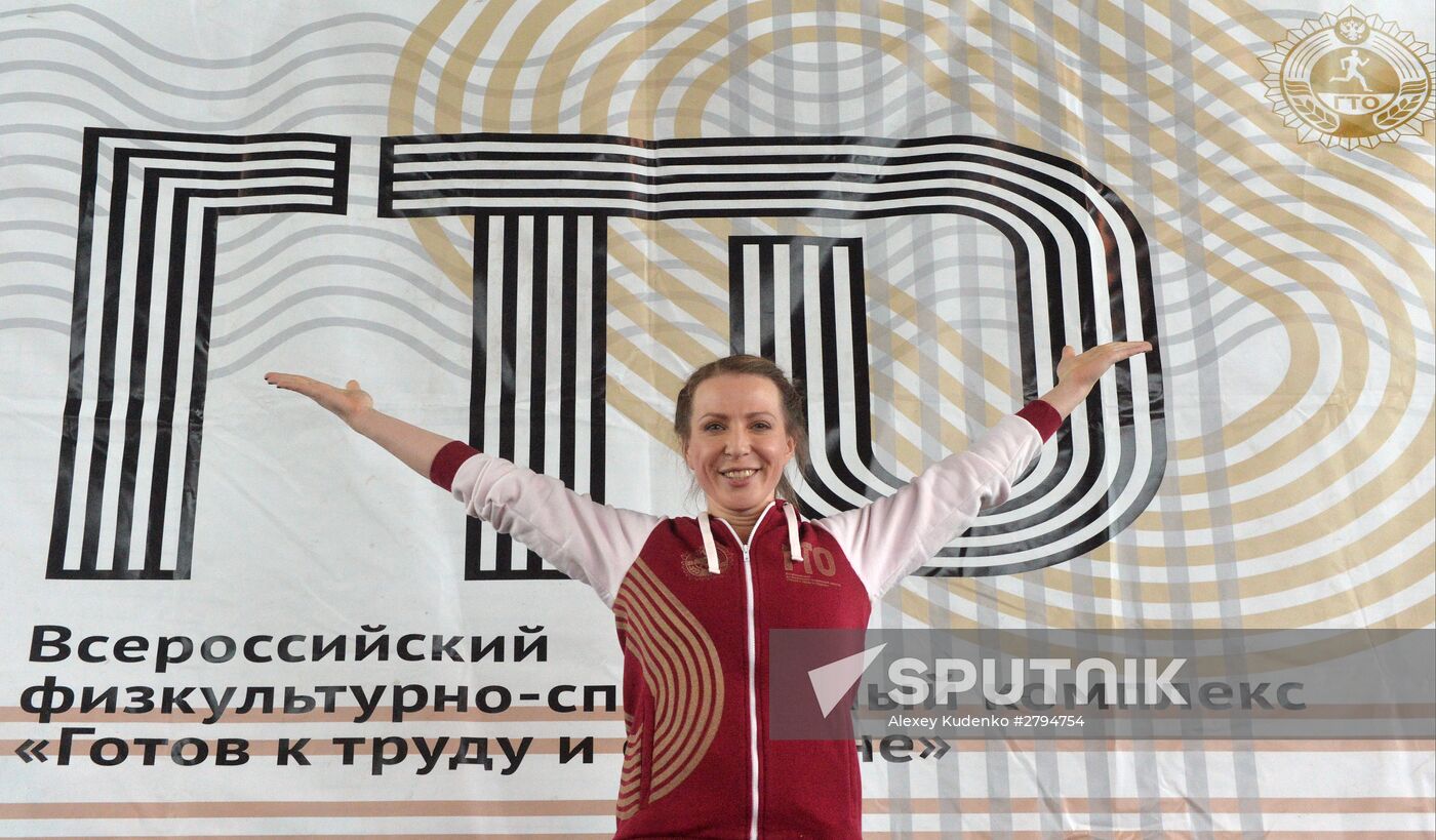TV hostess Yana Churikova passes national physical fitness requirements