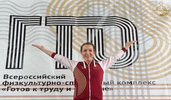 TV hostess Yana Churikova passes national physical fitness requirements