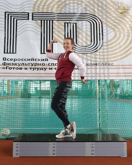 TV hostess Yana Churikova passes national physical fitness requirements