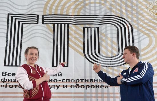 TV hostess Yana Churikova passes national physical fitness requirements