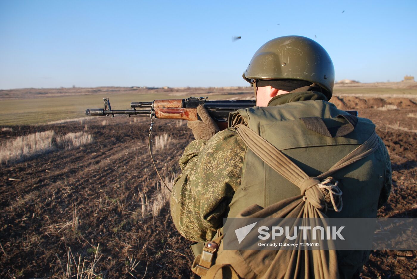 DNR militia at separation line