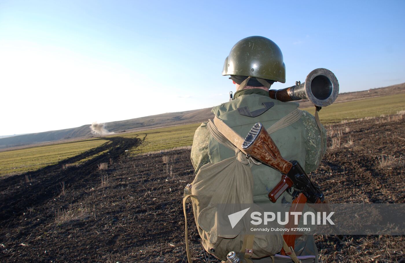 DNR militia at separation line
