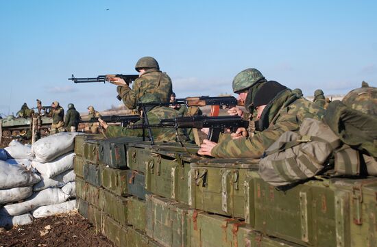 DNR militia at separation line