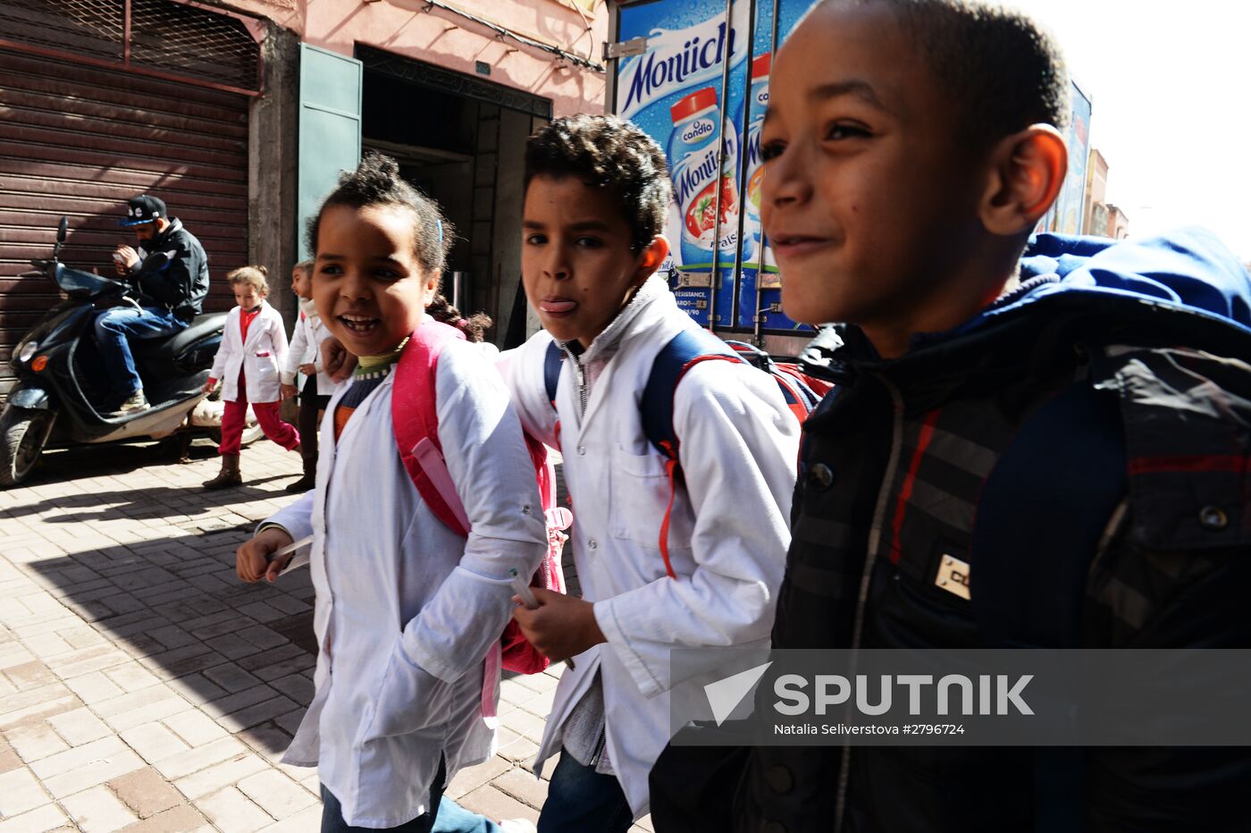 Children walk along a central street in Marrakech. Location: Morocco. Author: Natalia Seliverstova/Sputnik. Cities of the world. Marrakech