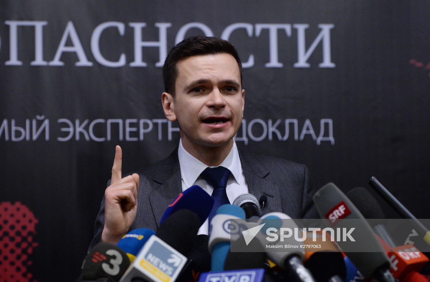 Deputy Chairman of PARNAS Party Ilya Yashin presents report "A Threat to National Security"