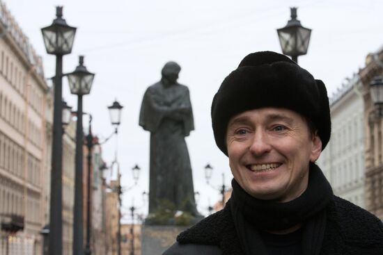 Sergei Bezrukov conducts excursion around Gogol sites
