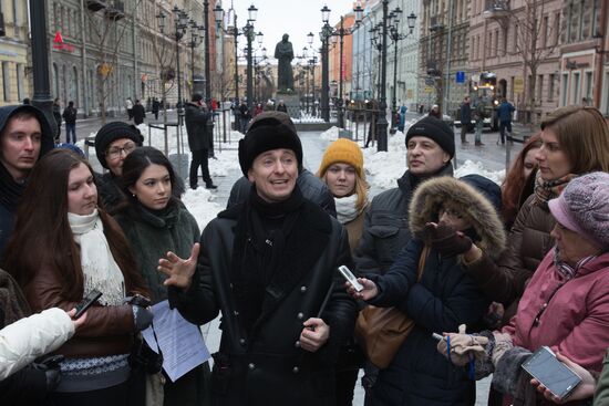 Sergei Bezrukov conducts excursion around Gogol sites