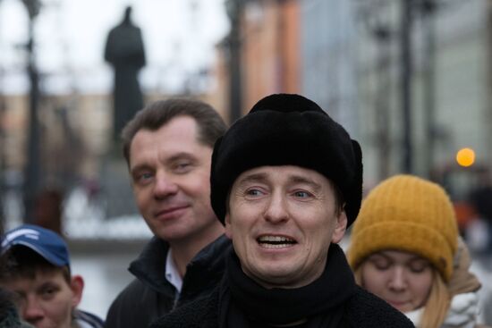 Sergei Bezrukov conducts excursion around Gogol sites