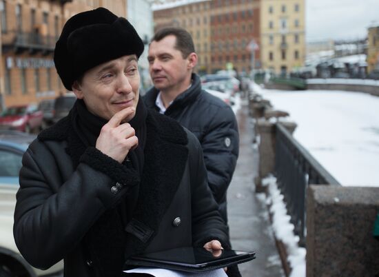 Sergei Bezrukov conducts excursion around Gogol sites
