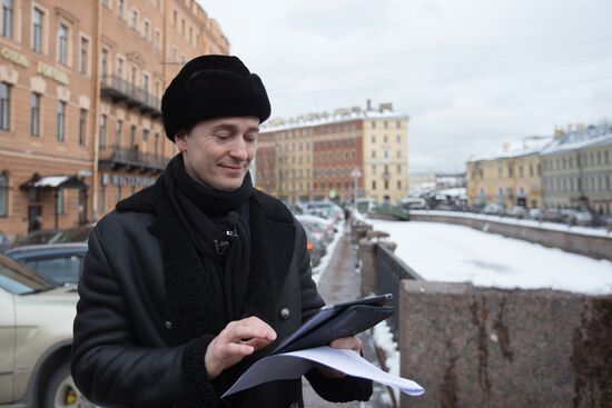 Sergei Bezrukov conducts excursion around Gogol sites
