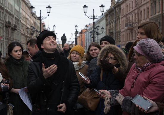 Sergei Bezrukov conducts excursion around Gogol sites