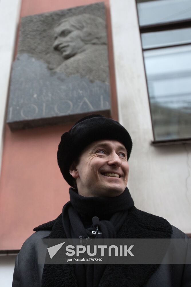Sergei Bezrukov conducts excursion around Gogol sites