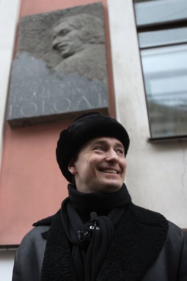 Sergei Bezrukov conducts excursion around Gogol sites