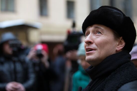 Sergei Bezrukov conducts excursion around Gogol sites