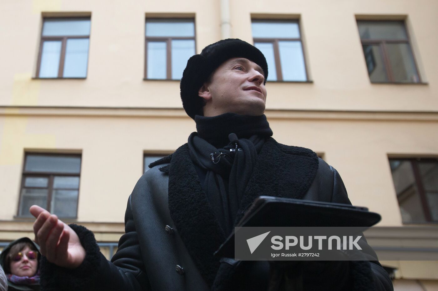 Sergei Bezrukov conducts excursion around Gogol sites