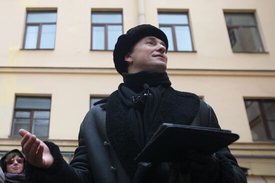 Sergei Bezrukov conducts excursion around Gogol sites