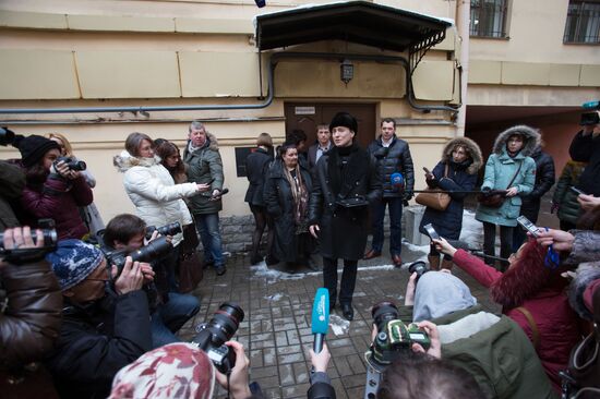 Sergei Bezrukov conducts excursion around Gogol sites