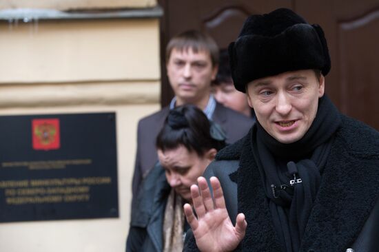Sergei Bezrukov conducts excursion around Gogol sites