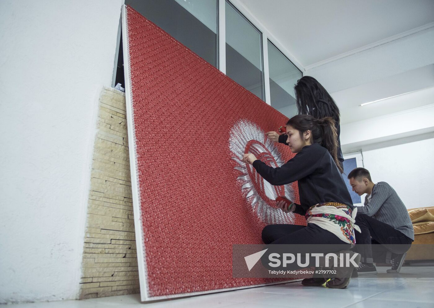 Making the national flag of Kyrgyzstan with String Art technique