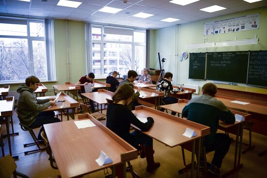 Russian students take mock oral state graduation test in foreign languages