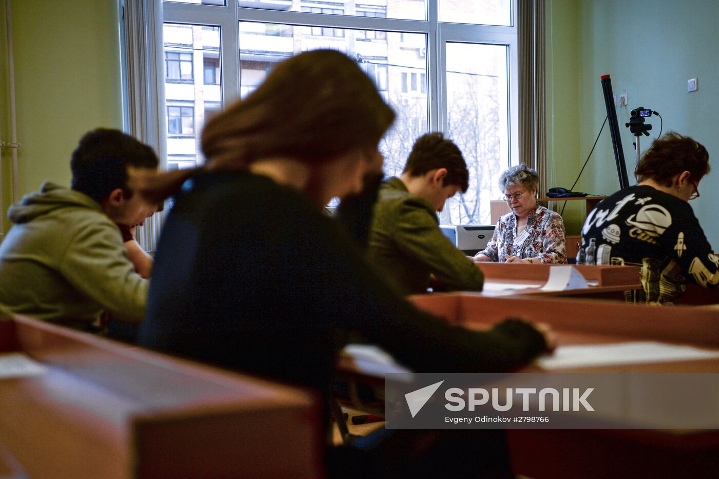 Russian students take mock oral state graduation test in foreign languages