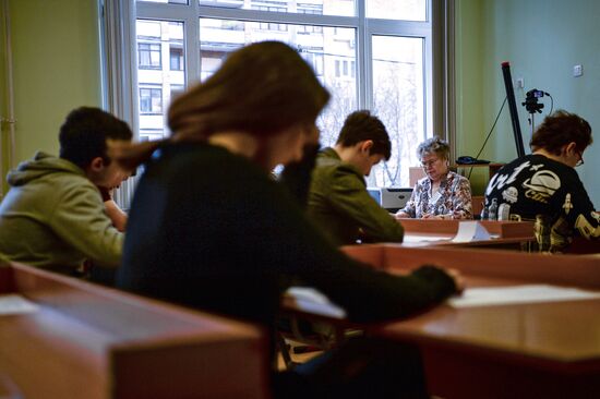 Russian students take mock oral state graduation test in foreign languages