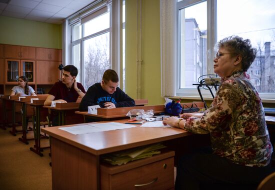 Russian students take mock oral state graduation test in foreign languages