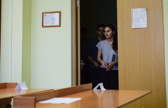 Russian students take mock oral state graduation test in foreign languages