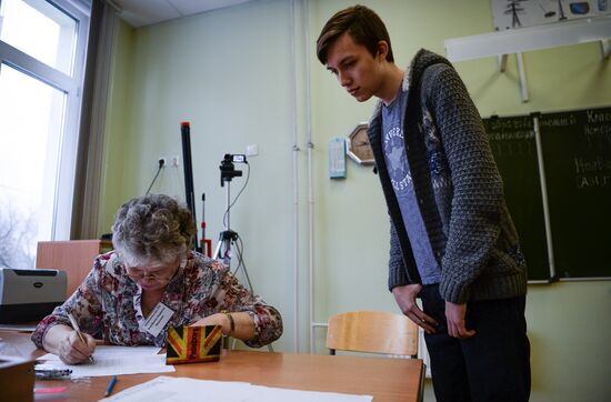 Russian students take mock oral state graduation test in foreign languages