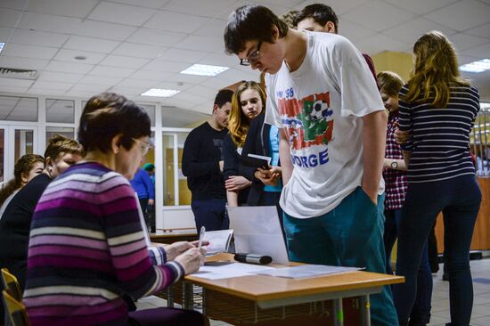Russian students take mock oral state graduation test in foreign languages