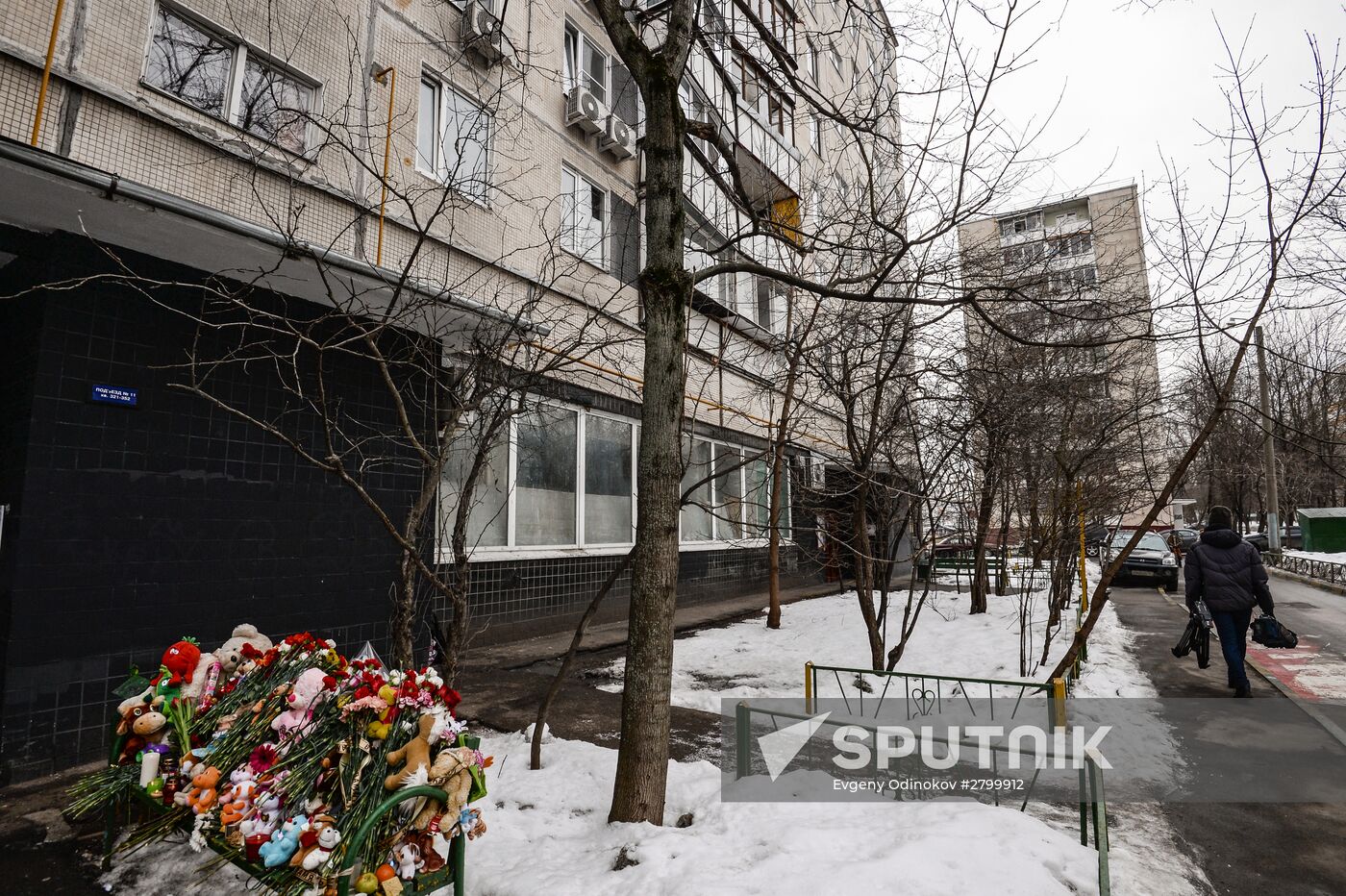 Flowers in memory of slain four-year-old girl on Narodnogo Opolcheniya Street