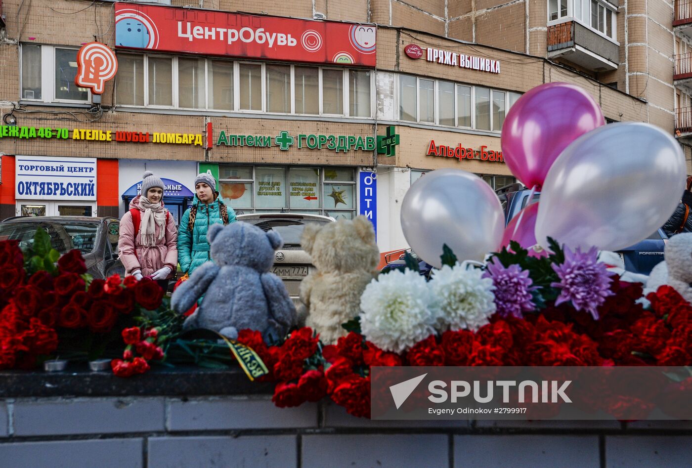 Flowers in memory of slain four-year-old girl on Narodnogo Opolcheniya Street