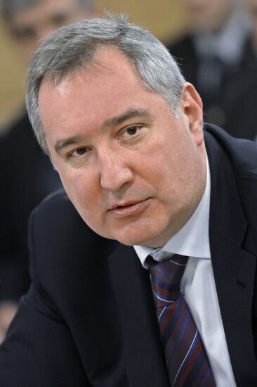 Deputy Prime Minister Dmitry Rogozin holds meeting on military aviation