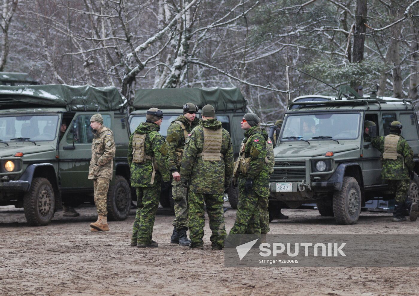 Canadian instructors train Ukrainian service persons as part of UNIFIER operation at Yavorivsky range
